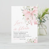Moderne rosa Bow-Liebe im blutblühenden Brautparty Einladung (Stehend Vorderseite)