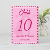 Moderne Rosa Chevron-Hochzeitstischnummer Einladung (Stehend Vorderseite)