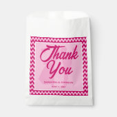 Moderne Rosa Chevron Streifen Hochzeit Geschenktütchen (Vorderseite)