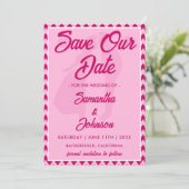 Moderne Rosa Chevron Streifen QR-Code Foto Save The Date (Stehend Vorderseite)