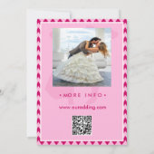 Moderne Rosa Chevron Streifen QR-Code Foto Save The Date (Rückseite)