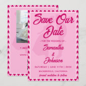 Moderne Rosa Chevron Streifen QR-Code Foto Save The Date (Vorne/Hinten)