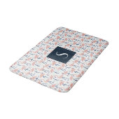 Moderne rosa Flamingo-Monogramm Badematte (Schrägansicht)