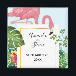 Moderne rosa Flamingo Wedding speichern das Date M Magnet<br><div class="desc">Eine Hochzeit speichern den Dattelmagnet mit einem niedlichen und skurrilen rosa Flamingo. Umgeben von grünen tropischen Blätter und Blume aus rotem und gelbem Hibiskus. Ein rechteckiger,  goldener Rahmen in der Mitte.</div>