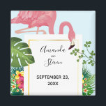 Moderne rosa Flamingo Wedding speichern das Date M Magnet<br><div class="desc">Eine Hochzeit speichern den Dattelmagnet mit einem niedlichen und skurrilen rosa Flamingo. Umgeben von grünen tropischen Blätter und Blume aus rotem und gelbem Hibiskus. Ein rechteckiger,  goldener Rahmen in der Mitte.</div>