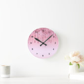 Moderne rosa Glitzer Tropfen Graphic Runde Wanduhr (Zuhause)