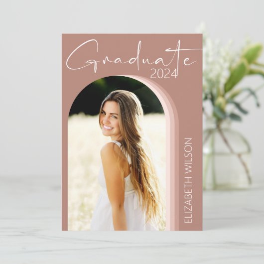 Moderne rosa Graduate Graduate Party Einladung (Stehend Vorderseite)
