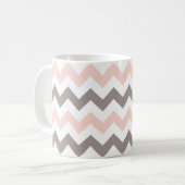 Moderne Rosa-Graue Chevron-Muster Kaffeetasse (Vorderseite Links)