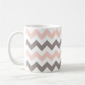 Moderne Rosa-Graue Chevron-Muster Kaffeetasse (Links)