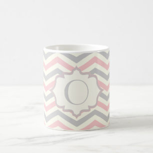 Moderne rosa, graue, elfenbeinfarbene Chevron-Must Kaffeetasse