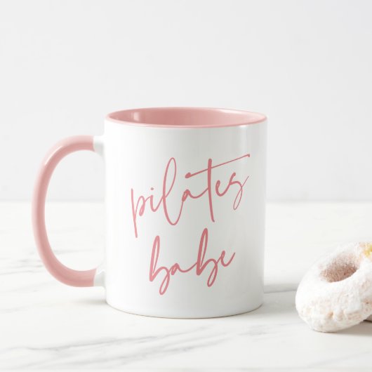 Moderne rosa Kalligrafie Workout Gym Pilates Babe Tasse (Mit Donut)