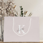 Moderne rosa Monogramm Bridesmaid Vorschlag Gesche Große Geschenktüte<br><div class="desc">Hochzeitsgeschenk- und Brautparty-Geschenktasche mit klassisch modernem Monogramm mit individuellem Original und Namen.</div>
