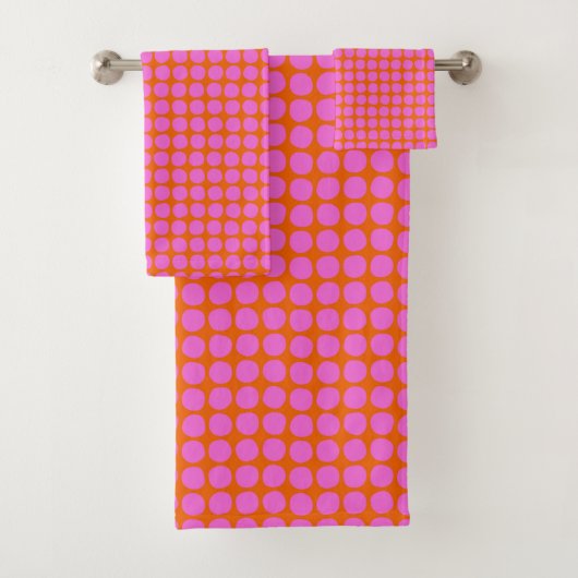 Moderne rosa-orange Retro-Punkt Valentinstag Bold Badhandtuch Set (Insitu)