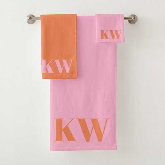 Moderne rosa orangefarbene Monogramm-Initialen Per Badhandtuch Set (Insitu)