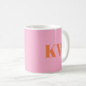 Moderne rosa orangefarbene Monogramm-Initialen Per Kaffeetasse (VorderseiteRechts)
