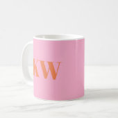 Moderne rosa orangefarbene Monogramm-Initialen Per Kaffeetasse (Vorderseite Links)