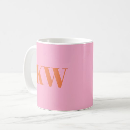 Moderne rosa orangefarbene Monogramm-Initialen Per Kaffeetasse (Vorderseite Links)