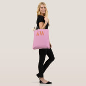 Moderne rosa orangefarbene Monogramm-Initialen Per Tasche (Am Model)