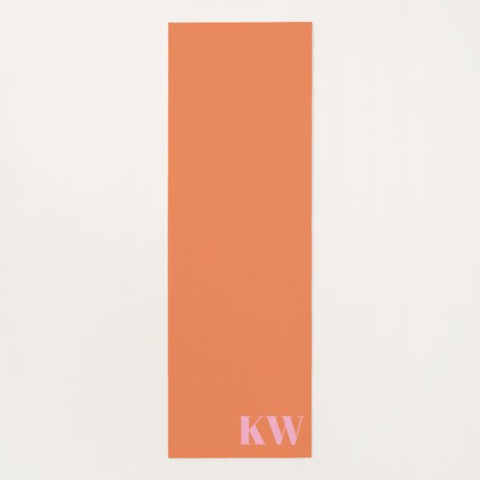 Moderne rosa orangefarbene Monogramm-Initialen Per Yogamatte (Rückseite)