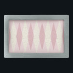 Moderne rosa Raute Gürtelschnalle aus dem Mittelal<br><div class="desc">Dieses Modern Pink Raute Gürtelschnalle-Muster (Großdruck) aus dem Mittelalter zeichnet sich durch einen First Lady rosa Hintergrund und ein Muster von Mod, durchsichtigen, blütigen Diamanten aus, die größere, Vintage, goldfarbene Diamanten überlagern. Diese minimalistisch inspiriert, dekonstruierte Raute ist eine vereinfachende Rückgabe der größeren als der Lebensatomärzeit, die die Dekorationslandschaft der 1950er...</div>