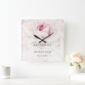 Moderne rosa Rose Blumenbräune Namen Hochzeit Quadratische Wanduhr (Zuhause)