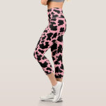Moderne rosa schwarze Kuh Spots Print Cowgirl Capri Leggings<br><div class="desc">Klassische und trendige pinkfarbene und schwarze Kuhhaut-Flecken Textur Yoga Capri Leggings. Kuh fleckt Tierdruck</div>