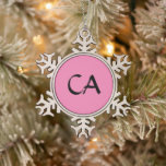 Moderne rosa Schwarze Monogramm-Initialen elegant Schneeflocken Zinn-Ornament<br><div class="desc">Stilvoll,  einzigartig,  modern Hot Pink,  Light Pink Monogram Initials Weihnachtsschmuck.Passen Sie dieses coole,  klassische Logo-Design mit Farbwechsel und Schriftart an.</div>
