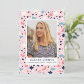Moderne rosa Terrazzo Foto Graduation Party Einladung (Stehend Vorderseite)