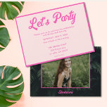 Moderne rosa tropische Bat Mitzvah-Party Einladung<br><div class="desc">Mit diesen neontropisch rosa Bat Mitzvah Einladungen laden Sie Ihre Gäste stilvoll ein. Das Design besteht aus grünen Blätter aus Palmen, einem Foto auf der Rückseite und einem rosa personalisierten Text, um die Details Ihres Events zu teilen. Geben Sie das Zazzle Design Tool ein, um zusätzliche Anpassungen an Text oder...</div>