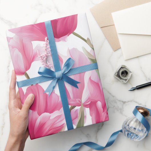Moderne rosa Tulpe weißes Blumenmuster Geschenkpapier (Schenken)
