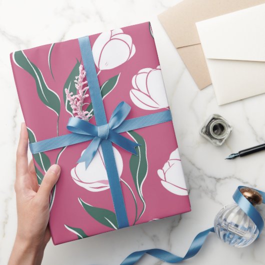 Moderne rosa Tulpe weißes Blumenmuster Geschenkpapier (Schenken)