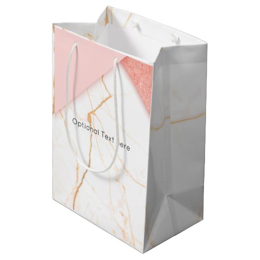 Moderne rosa und goldene Marmorverkleidung Mittlere Geschenktüte (Rückseite Schrägansicht)