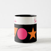 Moderne rosa und orange Formen Zweifarbige Tasse (Mittel)