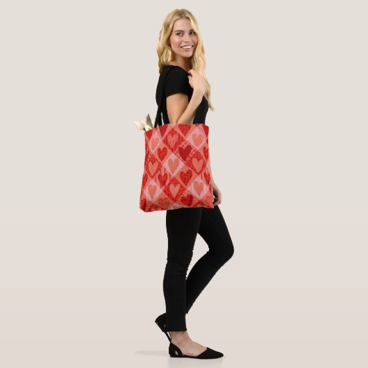 Moderne, rosa und rosafarbene Patchwork-Herzen Tasche (Am Model)