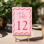 Moderne Rosa- und Rot-Wavy-Rahmen-Hochzeit Tischnummer<br><div class="desc">Fügen Sie Ihrer Hochzeitsfeier eine stilvolle Touch mit den Hochzeitskarten Modern Wavy Frame hinzu! Das Retro-Design zeigt "Table" in einem handgeschriebenen roten Skript mit der unten abgebildeten Tischnummer an. Die Tischnummer ist von einem roten, scharfen Rand umgeben, der mit einem hellrosa Hintergrund kontrastiert. Das Design wiederholt sich auf der Rückseite....</div>