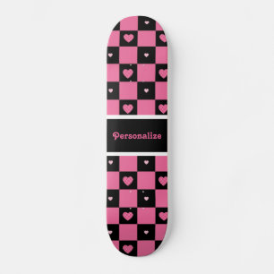 Moderne rosa und schwarz karierte Herzen mit Namen Skateboard