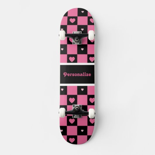 Moderne rosa und schwarz karierte Herzen mit Namen Skateboard (Vorderseite)