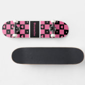 Moderne rosa und schwarz karierte Herzen mit Namen Skateboard (Horizontal)