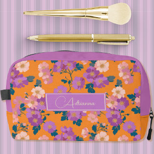 Moderne rosa und violette Blüten auf Orange Waschbeutel