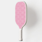 Moderne rosa und weiße Anfangsbuchstaben-Monogramm Pickleball Schläger (Links)