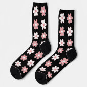 Moderne rosa und weiße Blume auf schwarzen Socken (Linkes Detail)