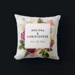 Moderne rosa und weiße Wasserfarben Blumenstrauß Kissen<br><div class="desc">Gedenkkissen mit hübschem Design. Eine Blumenstruktur mit vielen verschiedenen Blume in Rot-,  Rosa- und Weißtönen und viel grünem Blattwerk. Ein überlagerter Rahmen mit einem Imitat-vergoldeten Rahmen. Elegantes Design. Hintergrund aus weißem Marmor.</div>