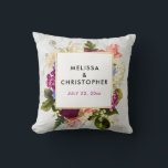 Moderne rosa und weiße Wasserfarben Blumenstrauß Kissen<br><div class="desc">Gedenkkissen mit hübschem Design. Eine Blumenstruktur mit vielen verschiedenen Blume in Rot-,  Rosa- und Weißtönen und viel grünem Blattwerk. Ein überlagerter Rahmen mit einem Imitat-vergoldeten Rahmen. Elegantes Design. Hintergrund aus weißem Marmor.</div>