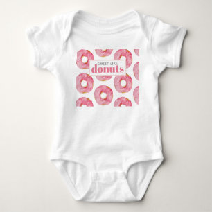 Moderne rosa Wasserfarben süß wie Donuts Zitat Baby Strampler