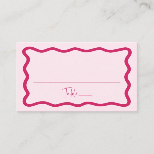 Moderne rosa Wavy Frame Wedding Platzkarte (Vorderseite)