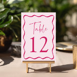 Moderne rosa Wavy Frame Wedding Tischnummer<br><div class="desc">Fügen Sie Ihrer Hochzeitsfeier eine stilvolle Touch mit den Hochzeitskarten Modern Wavy Frame hinzu! Das Retro-Design zeigt "Table" in einem handgeschriebenen rosa Skript mit der unten abgebildeten Tischnummer an. Ein dunkelrosa gewellter Rahmen umgibt die Tischnummer, der ein hellrosa Hintergrund gegenübersteht. Das Design wiederholt sich auf der Rückseite. Um die Tischkarten...</div>