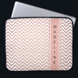 Moderne rosa Zickzack Muster Girl Imitate Rose Gol Laptopschutzhülle<br><div class="desc">Schützen Sie Ihr Notebook stilvoll mit einem schicken,  trendigen Ärmel. Das Design ist mit weißem und Imitat Rose goldene Folie zig-zag Zickzack Muster und senkrechten Streifen mit Ihrem Namen oder anderen personalisierten Text in einem einfachen schwarzen typografischen Schriftart. Dieses elegante Computergehäuse ist ein stilvolles Geschenk für sie.</div>