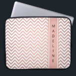 Moderne rosa Zickzack Muster Girl Imitate Rose Gol Laptopschutzhülle<br><div class="desc">Schützen Sie Ihr Notebook stilvoll mit einem schicken,  trendigen Ärmel. Das Design ist mit weißem und Imitat Rose goldene Folie zig-zag Zickzack Muster und senkrechten Streifen mit Ihrem Namen oder anderen personalisierten Text in einem einfachen schwarzen typografischen Schriftart. Dieses elegante Computergehäuse ist ein stilvolles Geschenk für sie.</div>