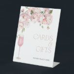 Moderne rosafarbene Blumengeschenke & Brautpartys Sockelschild<br><div class="desc">Dieses Schild mit seinen Karten und Geschenken verleiht dem Geschenktisch den Charme der Unterschrift Petals & Prosecco. Mit zarten Aquarellblumen und einem rosa Prosecco-Glas fügt es sich nahtlos in moderne Brautparty, überlieferte Mittagessen oder Ansammlungen der Verlobung ein. Passt wunderschön zu den passenden Schildern, Gerne Tags oder Dankeschön-Karten. Benötigen Sie eine...</div>
