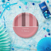 Moderne rosafarbene Zickzack Streifen mit Namen Pappteller (Party)